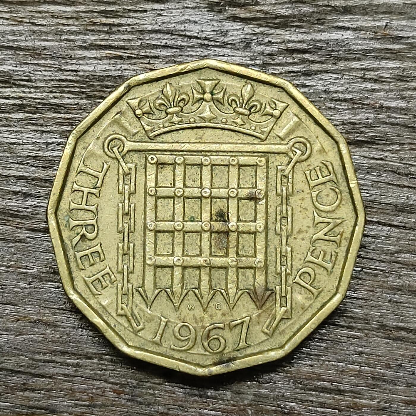 【铜匠收藏】★第131场★散币场，无佣金，30包邮。不满30元，支付5元运费。《接受代拍 代送NGC评级》 英国 1967年 3便士 早期多边形铜币