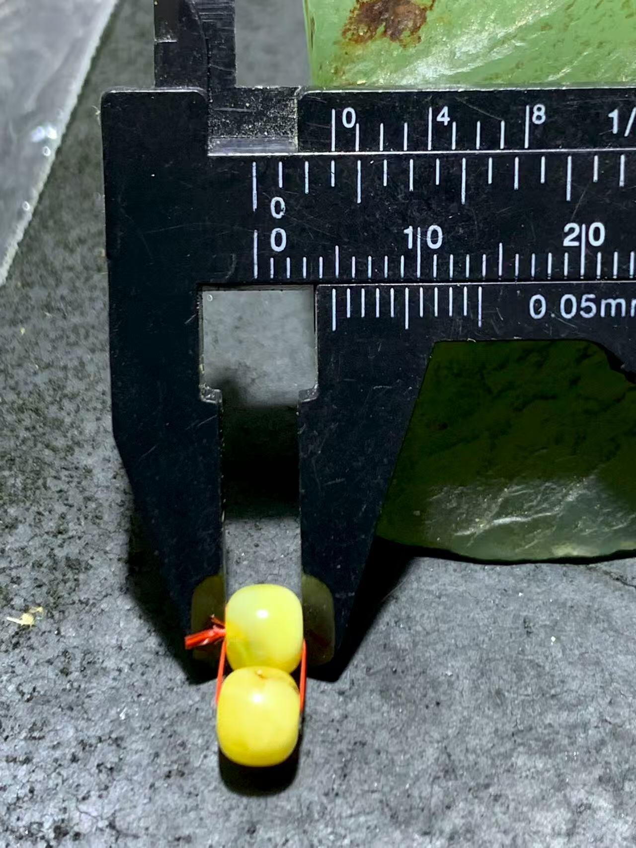 天然俄料原矿蜜蜡小尺寸老形桶珠腰珠两颗，