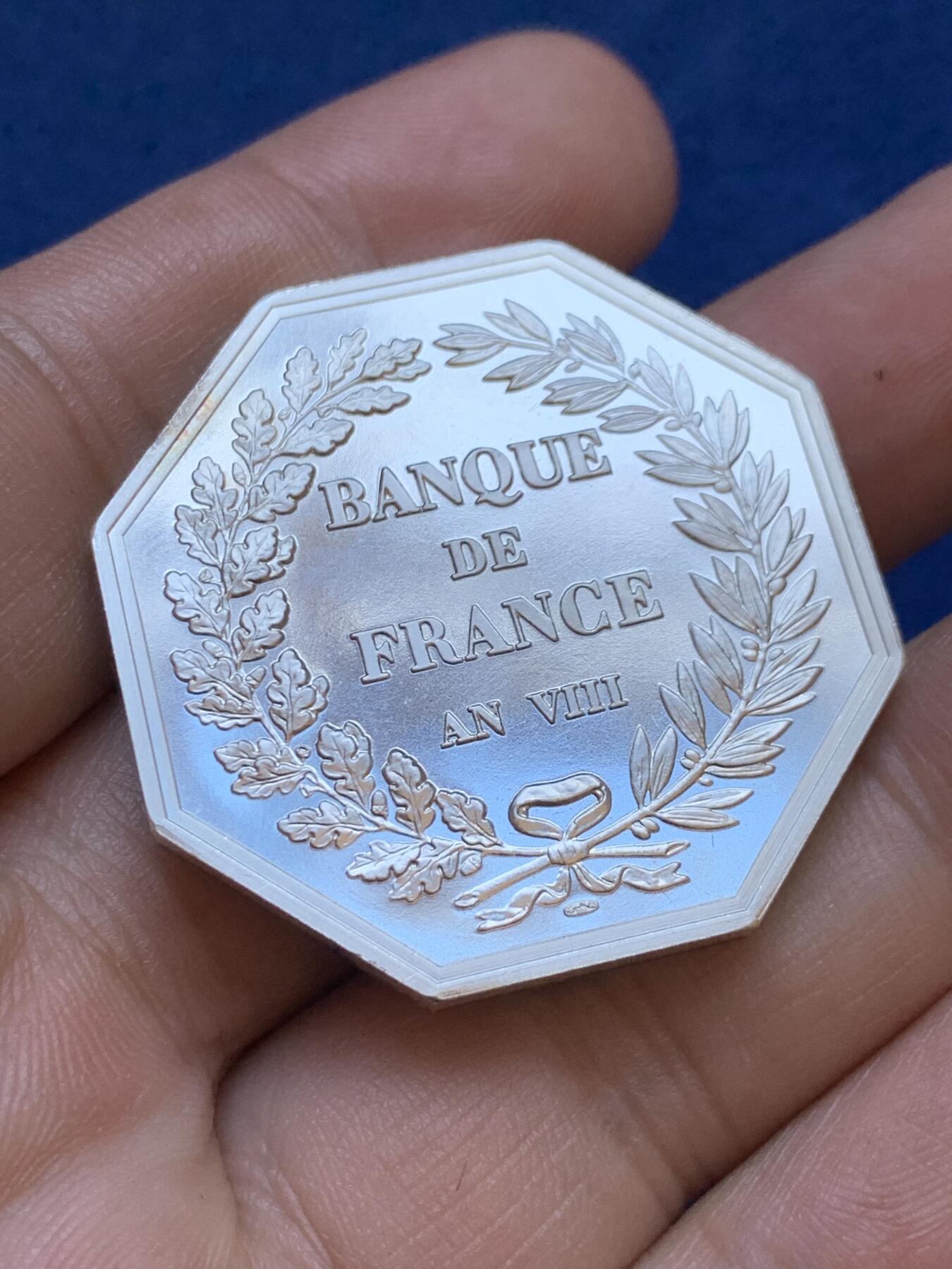 《竞宝斋》第413场 周日，周一，周二，3场连拍 （全场包邮） 千禧年法国银行二百周年925银质大八角 铸造数量38000枚，该枚编号：30831，直径：37mm，重：29.16g。