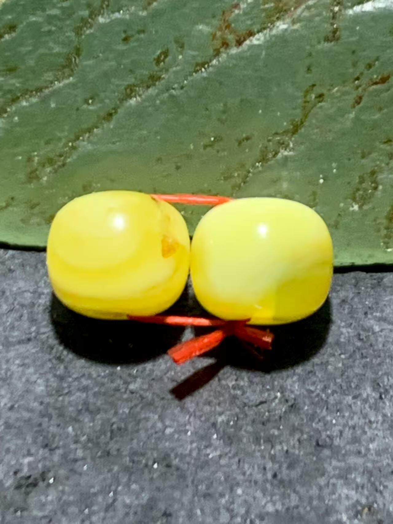 天然俄料原矿蜜蜡小尺寸老形桶珠腰珠两颗，