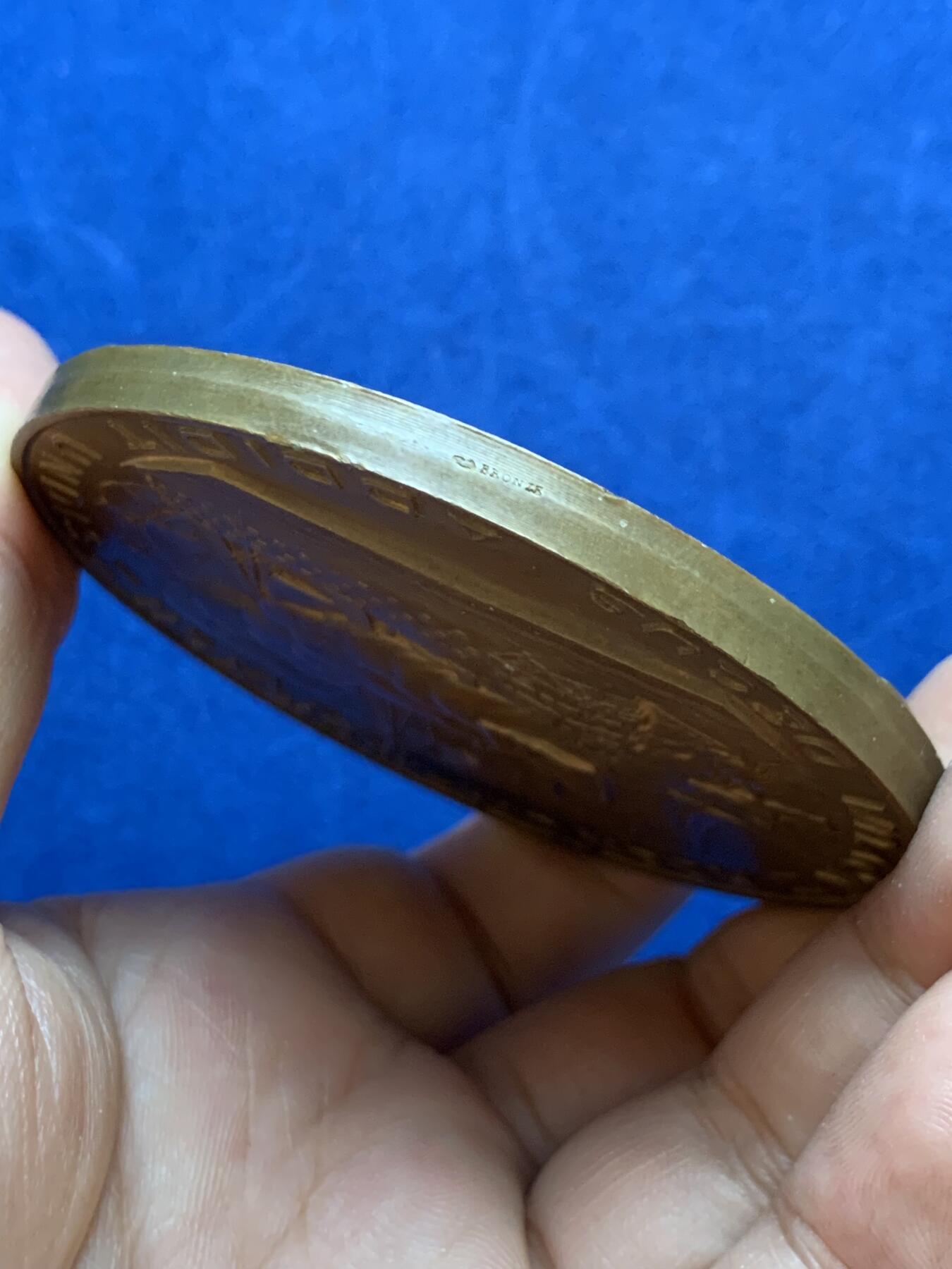 《竞宝斋》第413场 周日，周一，周二，3场连拍 （全场包邮） 法国1942年图尔维尔伯爵铜章，“海浪又增添了新的美丽”，179.50g，72mm，无边铭