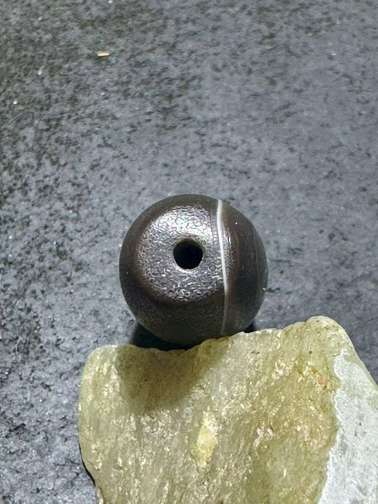 药师玛瑙风化纹随形桶珠一个，