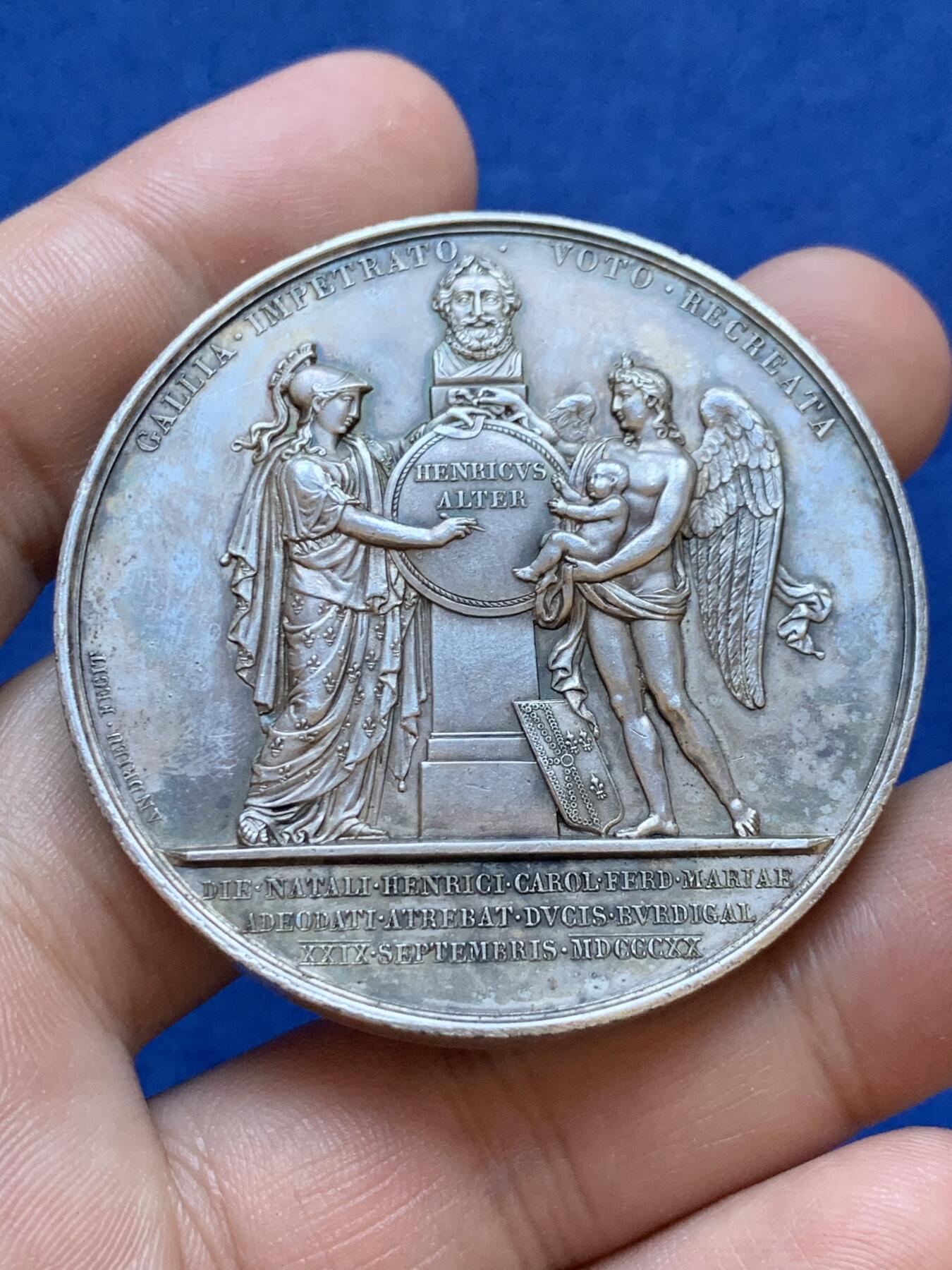 《竞宝斋》第413场 周日，周一，周二，3场连拍 （全场包邮） 法国波尔多公爵亨利（未来香波堡伯爵）诞生纪念镀银铜章，67.35g，50mm，早期无边铭，2点方向有轻磕