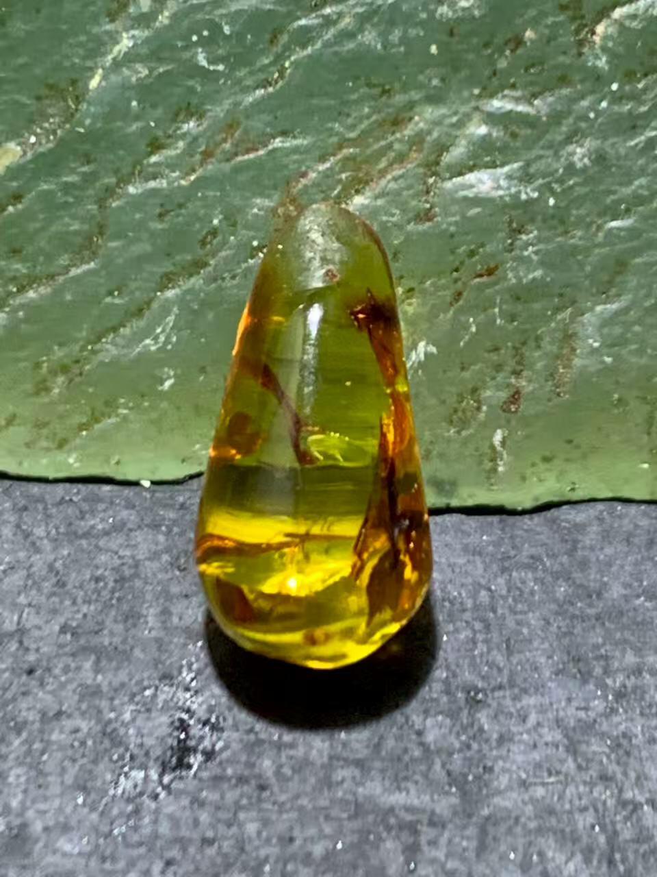 乌克兰花珀水滴形镶嵌料随形通货吊坠一个，