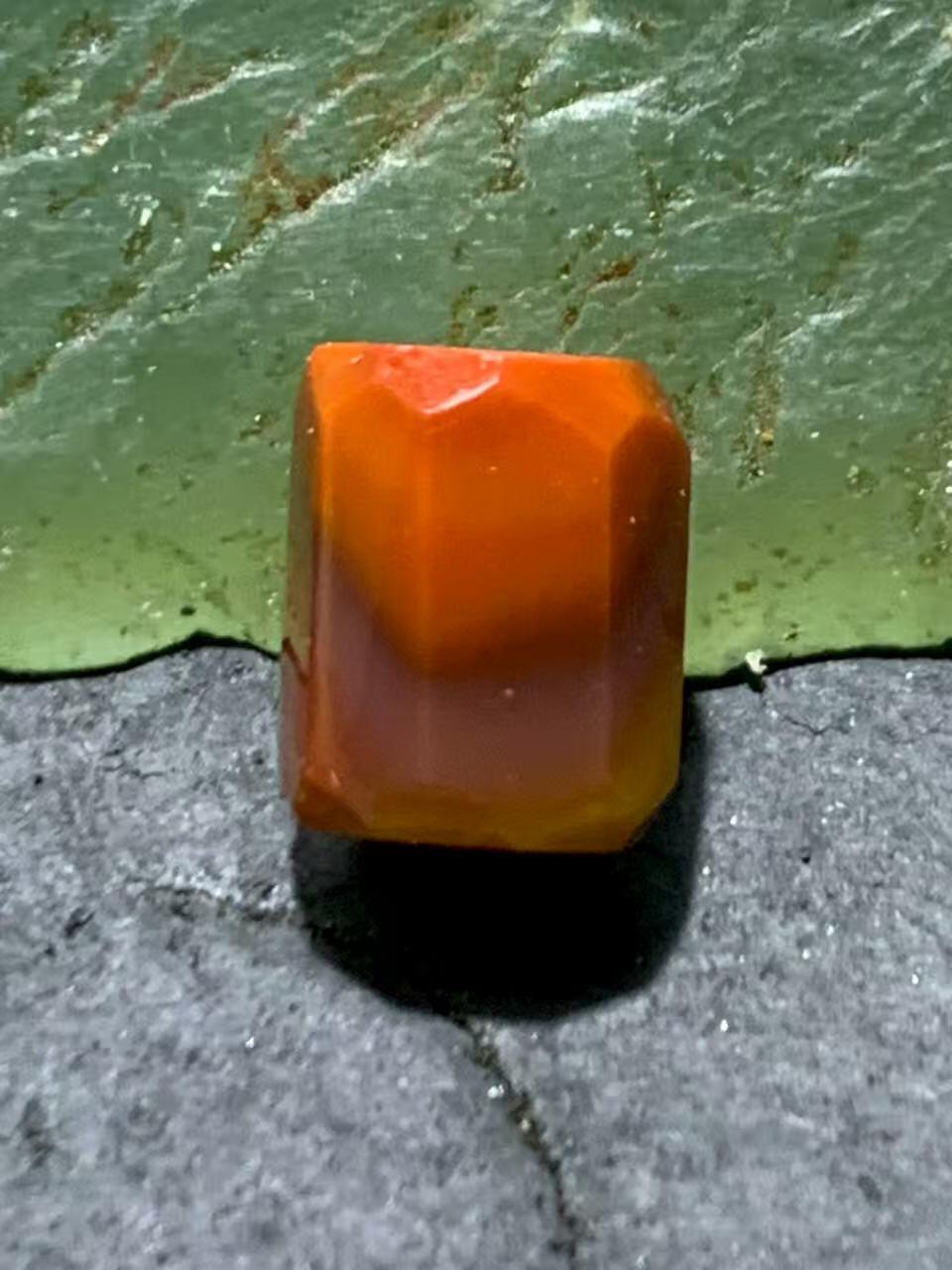 精美冰飘战国红玛瑙多棱随形桶珠一颗！