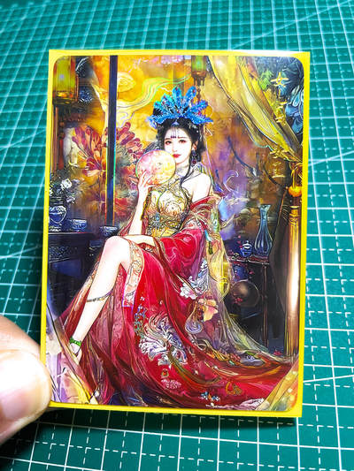 【关注参拍有赠卡】显眼宝29期  奇奇怪怪专场 - 女儿国·女王  人物漂亮  彩闪卡一张 63*88