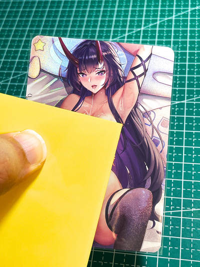 【关注参拍有赠卡】显眼宝29期  奇奇怪怪专场 - 墨卡文创     抱枕人物系列  A款艺术卡   共1张   折光彩闪工艺  大卡尺寸  63*88