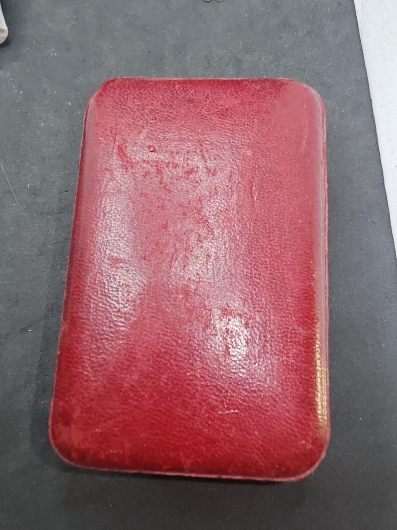 凯旋世界勋赏（第18期）（欢迎送拍）（对拍品有疑问请询问客服，不接受到手刀，出价默认拍品品相。请认真阅读拍卖规则！出价默认已认可！）（收到货请录制开箱视频，无视频概不处理问题。） 法国珠宝商荣军联排带钻石银制原盒链子银制（文字翻译为：“致我们的同志雅克·莱斯科，1961年2月23日”。这表明该物品（可能是徽章或奖章等）是在1961年2月23日 ，赠予名为雅克·莱斯科（Jacques Lescot）的人，表达一种同志情谊。）