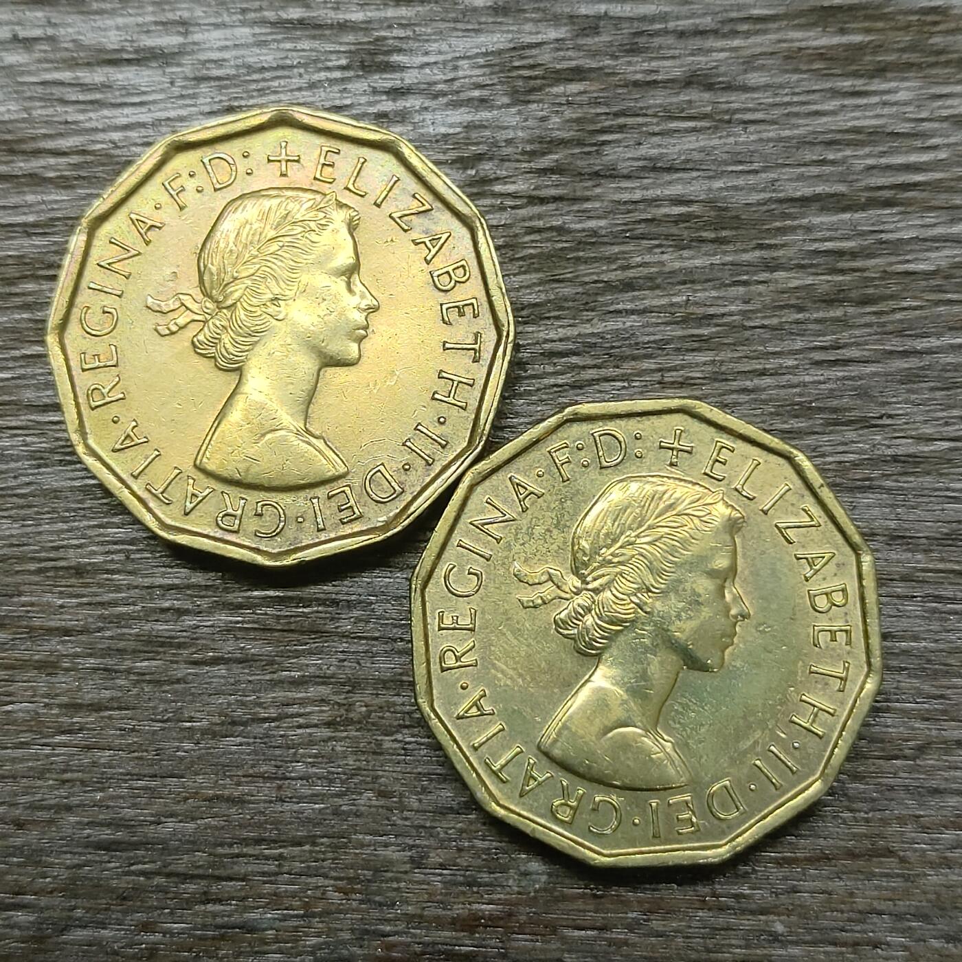 【铜匠收藏】★第131场★散币场，无佣金，30包邮。不满30元，支付5元运费。《接受代拍 代送NGC评级》 英国 3便士 伊丽莎白二世 多边形黄铜币 1966/1967年共两枚