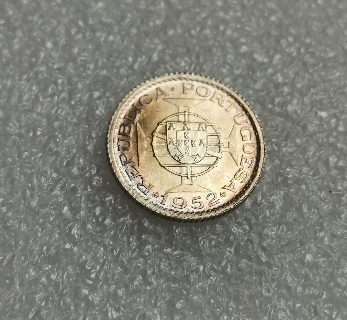 瓶子🏺第205期拍卖会  澳门1952年壹圆银币  原光好品