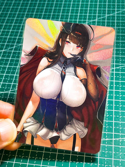 【关注参拍有赠卡】显眼宝29期  奇奇怪怪专场 - 墨卡文创     抱枕人物系列  D款艺术卡   共1张   折光彩闪工艺  大卡尺寸  63*88