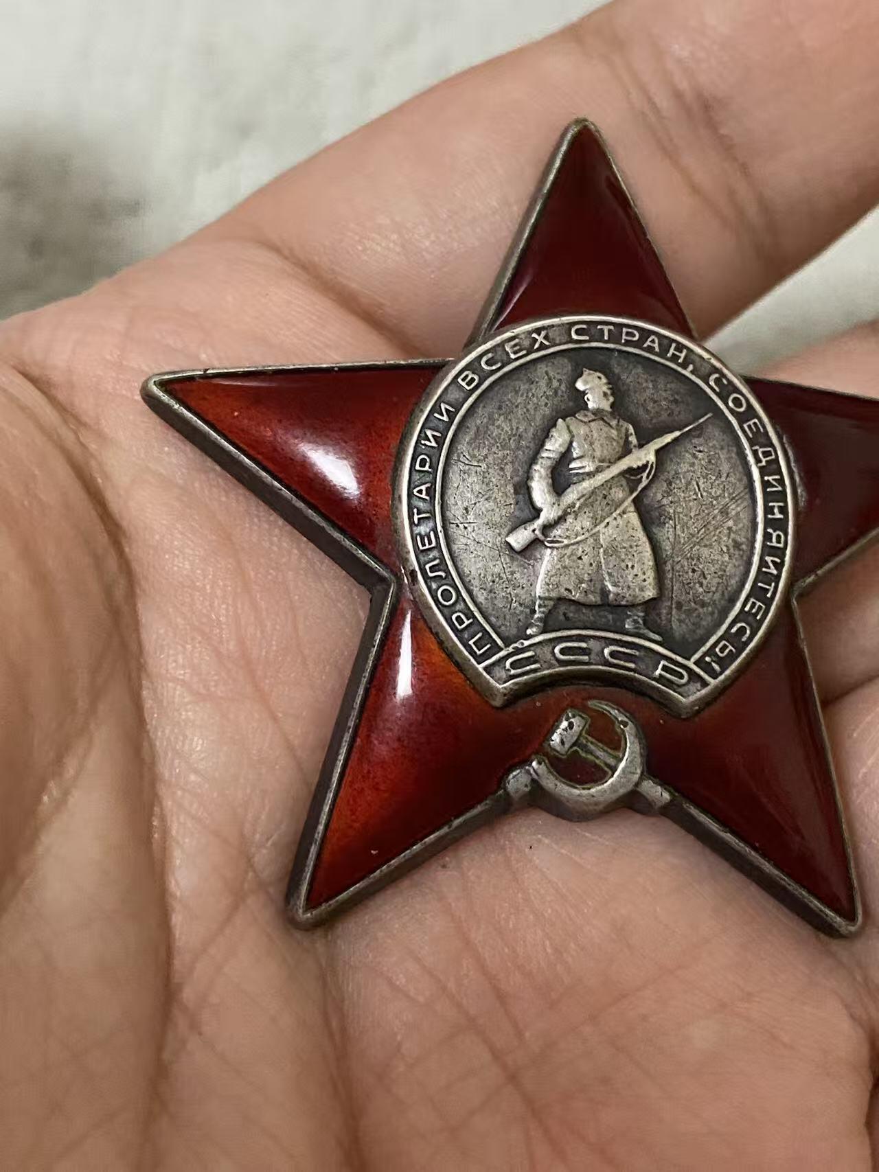 苏联勋章奖章9月2日晚上九点结束在麦稀奇 找不到的加我qq或者微信都是184277308备注苏章拍卖。最好加微信群每次都会通知还有提前可以一口价的 最近会持续拍卖一些东西。 已经一口价！不要再出价了！