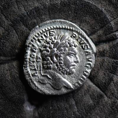 【良泉】【国庆精品场】10月2日晚19.30点开拍！ 222组，西方古代钱币、印章专场 - 【罕见】公元213年【古罗马】暴君·卡拉卡拉“不列颠征服者”头衔，巡视莱茵河防线与日尔曼长城时期打制。背面铭文“奥古斯都的巡游”银币，2.1克