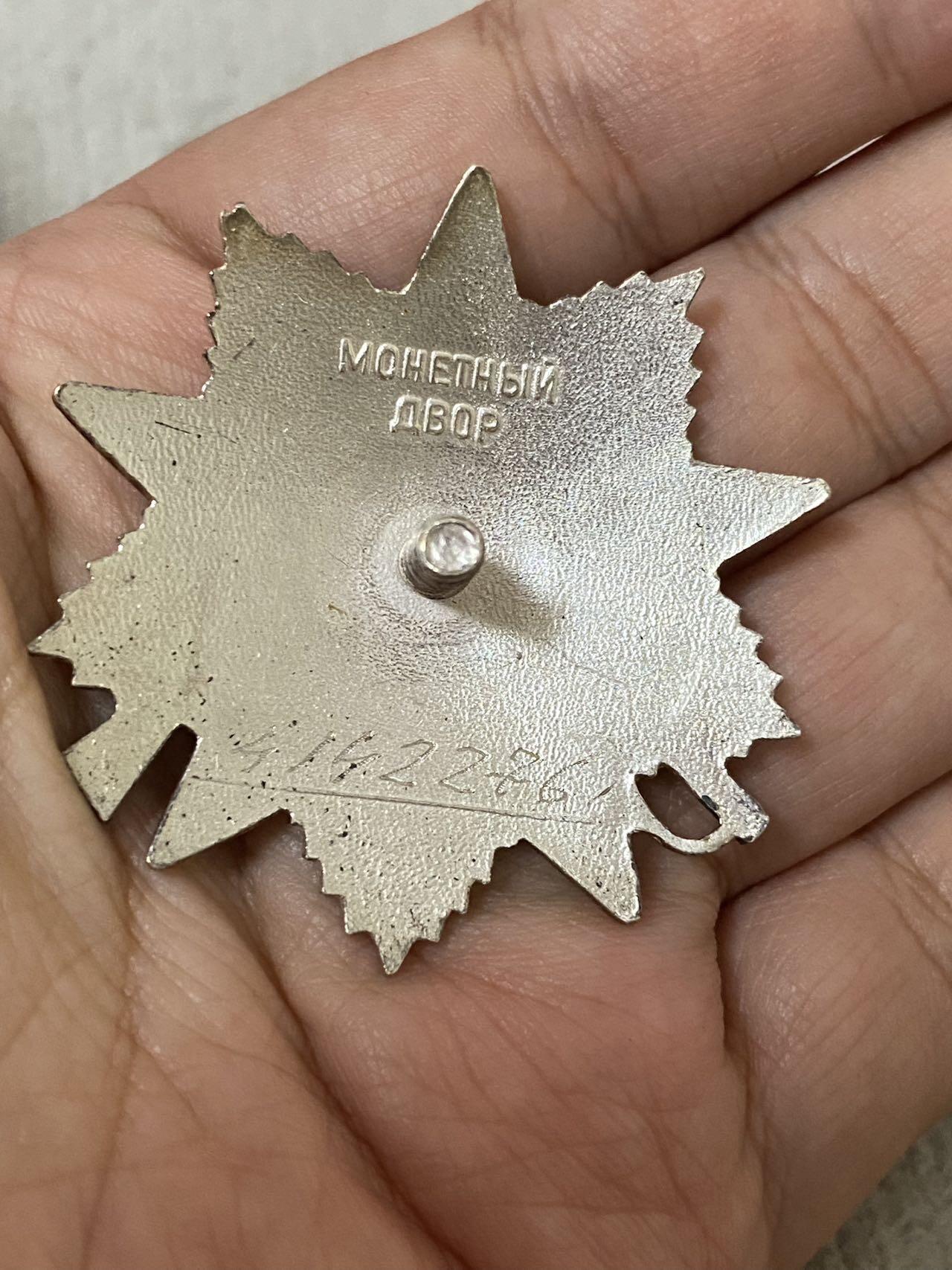 苏联勋章奖章9月2日晚上九点结束在麦稀奇 找不到的加我qq或者微信都是184277308备注苏章拍卖。最好加微信群每次都会通知还有提前可以一口价的 最近会持续拍卖一些东西。 苏联85版二级为国勋章4142276 好品无磕碰 镀层也非常好