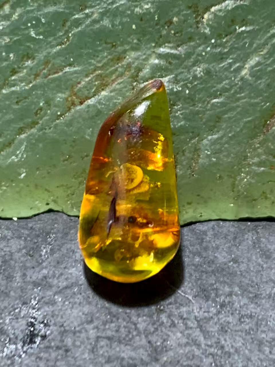 乌克兰花珀水滴形镶嵌料随形通货吊坠一个，