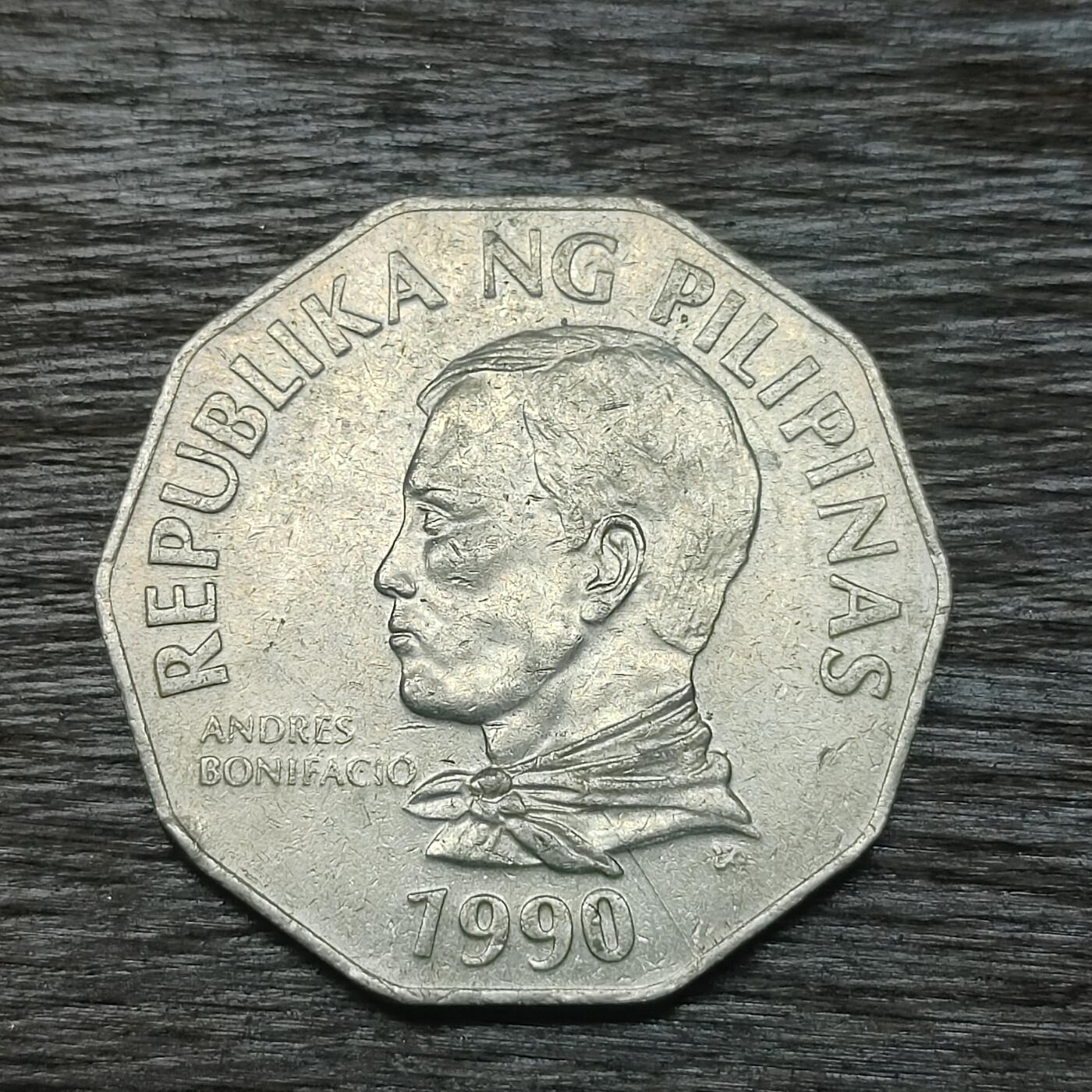【铜匠收藏】★第131场★散币场，无佣金，30包邮。不满30元，支付5元运费。《接受代拍 代送NGC评级》 菲律宾 1990年 2比索 多边形 波尼法西奥将军