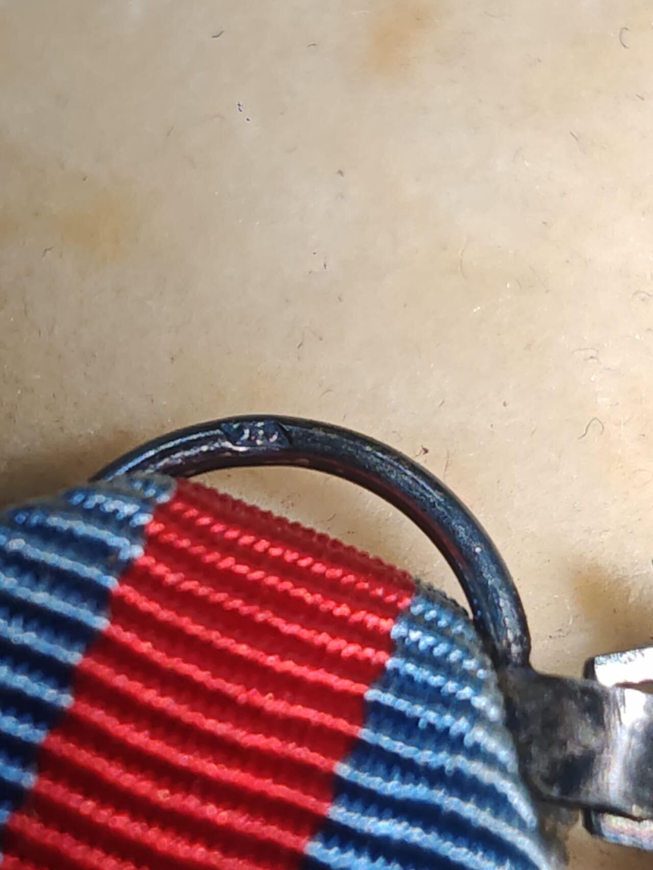 凯旋世界勋赏（第18期）（欢迎送拍）（对拍品有疑问请询问客服，不接受到手刀，出价默认拍品品相。请认真阅读拍卖规则！出价默认已认可！）（收到货请录制开箱视频，无视频概不处理问题。） 法国珠宝商荣军联排带钻石银制原盒链子银制（文字翻译为：“致我们的同志雅克·莱斯科，1961年2月23日”。这表明该物品（可能是徽章或奖章等）是在1961年2月23日 ，赠予名为雅克·莱斯科（Jacques Lescot）的人，表达一种同志情谊。）