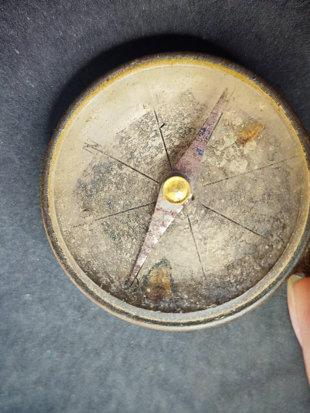 凯旋世界勋赏（第18期）（欢迎送拍）（对拍品有疑问请询问客服，不接受到手刀，出价默认拍品品相。请认真阅读拍卖规则！出价默认已认可！）（收到货请录制开箱视频，无视频概不处理问题。） 一战老铜指南针可以正常使用