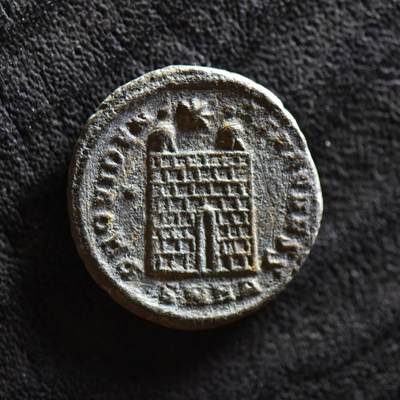 【良泉】【国庆精品场】10月2日晚19.30点开拍！ 222组，西方古代钱币、印章专场 - 公元335-337年【古罗马】君士坦丁二世，凯撒头衔“军塔营门”铜币，2.77克