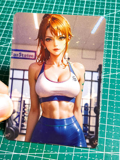 【关注参拍有赠卡】显眼宝29期  奇奇怪怪专场 - 狐狸卡卡     动漫漫画人物单卡系列  健身娜美   共1张   折光彩闪工艺  大卡尺寸  63*88（反面图好）