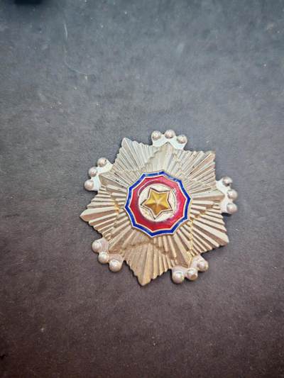 凯旋世界勋赏（第18期）（欢迎送拍）（对拍品有疑问请询问客服，不接受到手刀，出价默认拍品品相。请认真阅读拍卖规则！出价默认已认可！）（收到货请录制开箱视频，无视频概不处理问题。） - 朝鲜三级国旗勋章