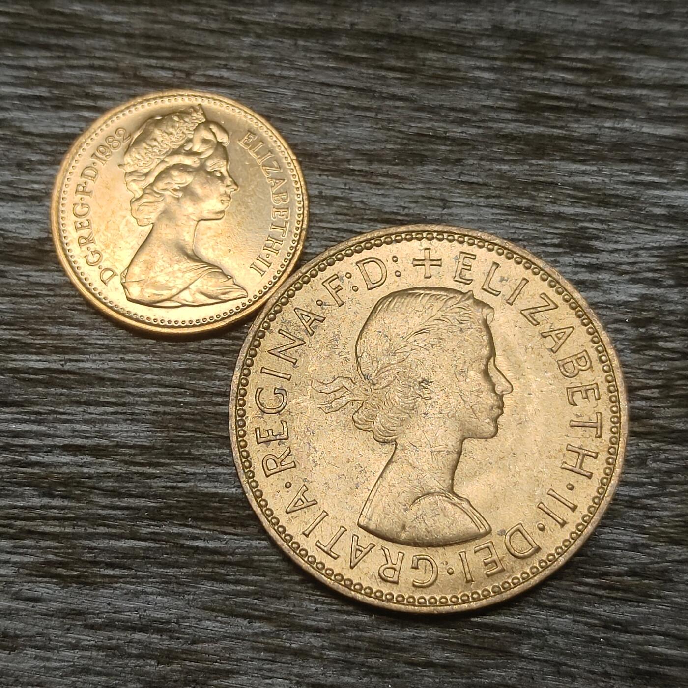 【铜匠收藏】★第131场★散币场，无佣金，30包邮。不满30元，支付5元运费。《接受代拍 代送NGC评级》 英国 1982年皇冠半便士小硬币 1967年帆船半便士 共两枚