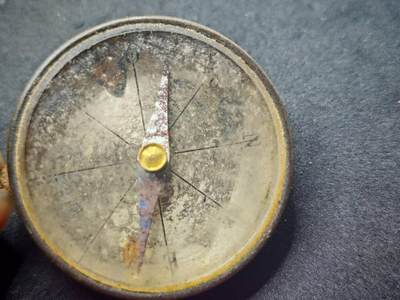 凯旋世界勋赏（第18期）（欢迎送拍）（对拍品有疑问请询问客服，不接受到手刀，出价默认拍品品相。请认真阅读拍卖规则！出价默认已认可！）（收到货请录制开箱视频，无视频概不处理问题。） - 一战老铜指南针可以正常使用