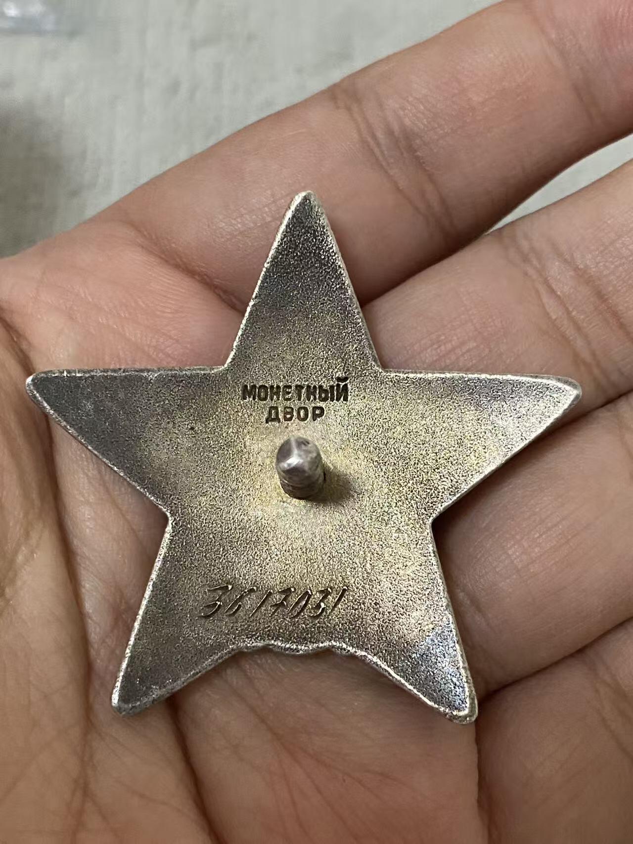 苏联勋章奖章9月2日晚上九点结束在麦稀奇 找不到的加我qq或者微信都是184277308备注苏章拍卖。最好加微信群每次都会通知还有提前可以一口价的 最近会持续拍卖一些东西。 苏联红星勋章 俘虏狙击手 补授 3617031 好品无磕碰 有些细小划痕 Конкаев Тишпай Ибрамович 334近卫红旗比亚韦斯托克步兵团副排长 接替排长指挥 第一个冲进战壕消灭9人。带领部队强攻城市夺取2仓库 俘虏2狙击手和一个君官