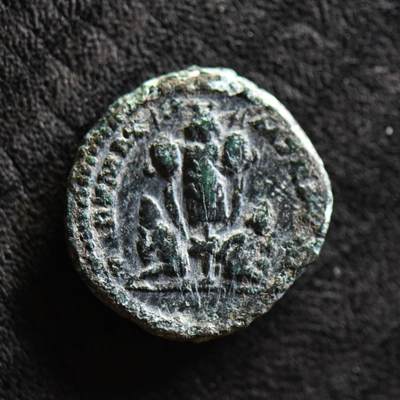 【良泉】【国庆精品场】10月2日晚19.30点开拍！ 222组，西方古代钱币、印章专场 - 【罕见边境币】公元202年【古罗马】塞普提米乌斯·塞维鲁，背战利品盔甲架和俘虏，可能是阿非利加和毛里塔尼亚战役时期军队临时发放的紧急货币，2.45克