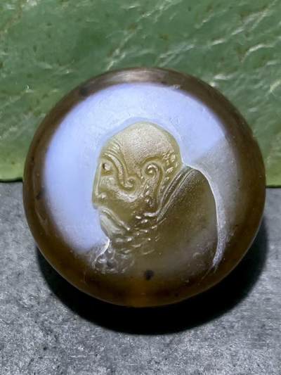 精品天眼纹药师玛瑙手工雕刻达摩祖师板珠（背云）一颗。 - 精品天眼纹药师玛瑙手工雕刻达摩祖师板珠（背云）一颗。