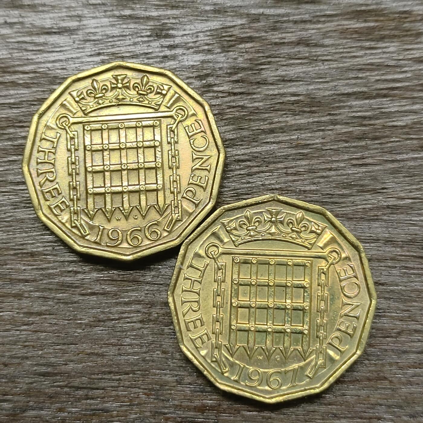 【铜匠收藏】★第131场★散币场，无佣金，30包邮。不满30元，支付5元运费。《接受代拍 代送NGC评级》 英国 3便士 伊丽莎白二世 多边形黄铜币 1966/1967年共两枚