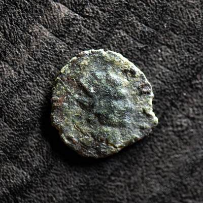 【良泉】【国庆精品场】10月2日晚19.30点开拍！ 222组，西方古代钱币、印章专场 - 【蛮造？】公元270年【古罗马】克劳狄二世·哥特库斯，安敦尼洗银币（正面铭文神圣的克劳迪，背祭火坛，他死后被罗马元老院神化。追思币）1.35克