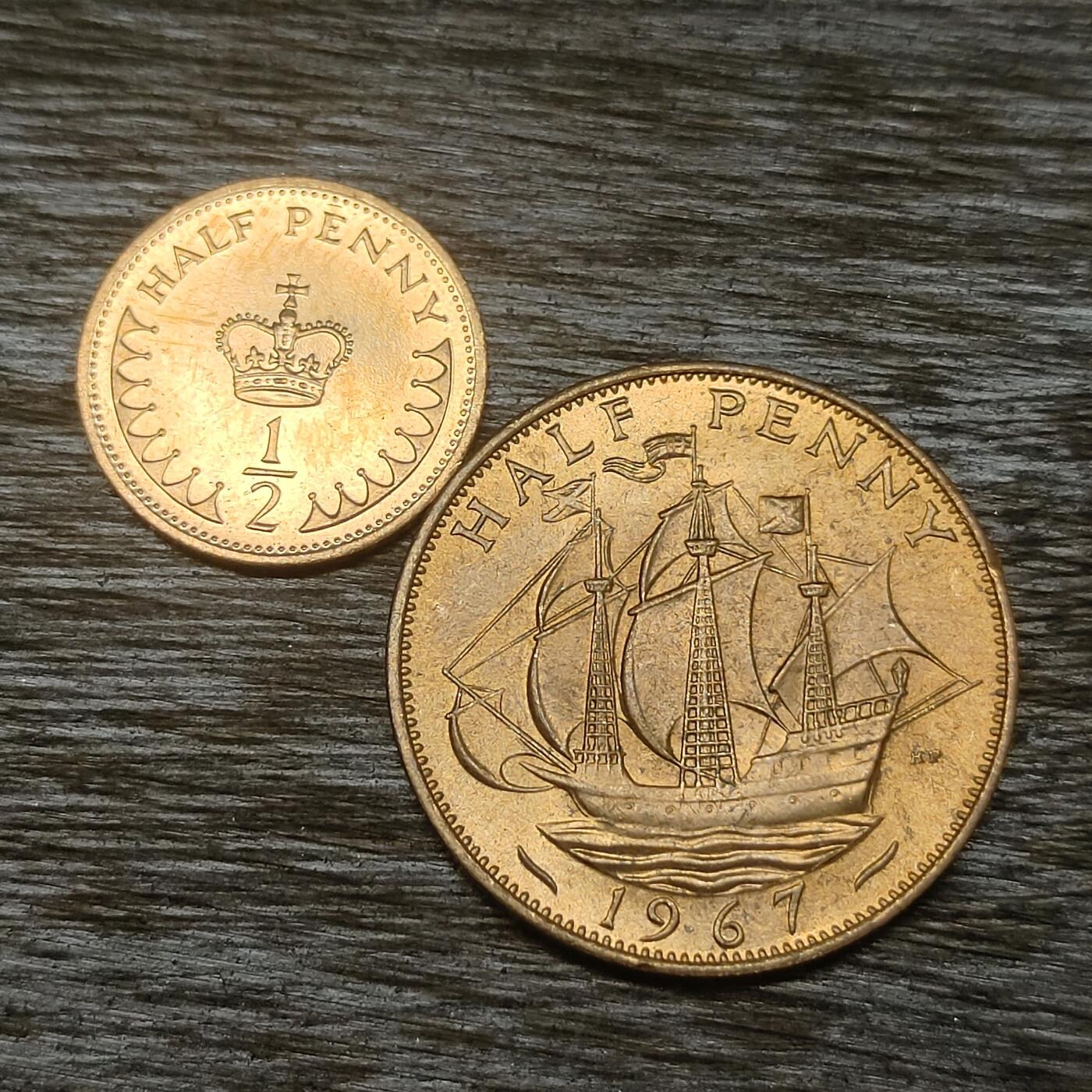 【铜匠收藏】★第131场★散币场，无佣金，30包邮。不满30元，支付5元运费。《接受代拍 代送NGC评级》 英国 1982年皇冠半便士小硬币 1967年帆船半便士 共两枚
