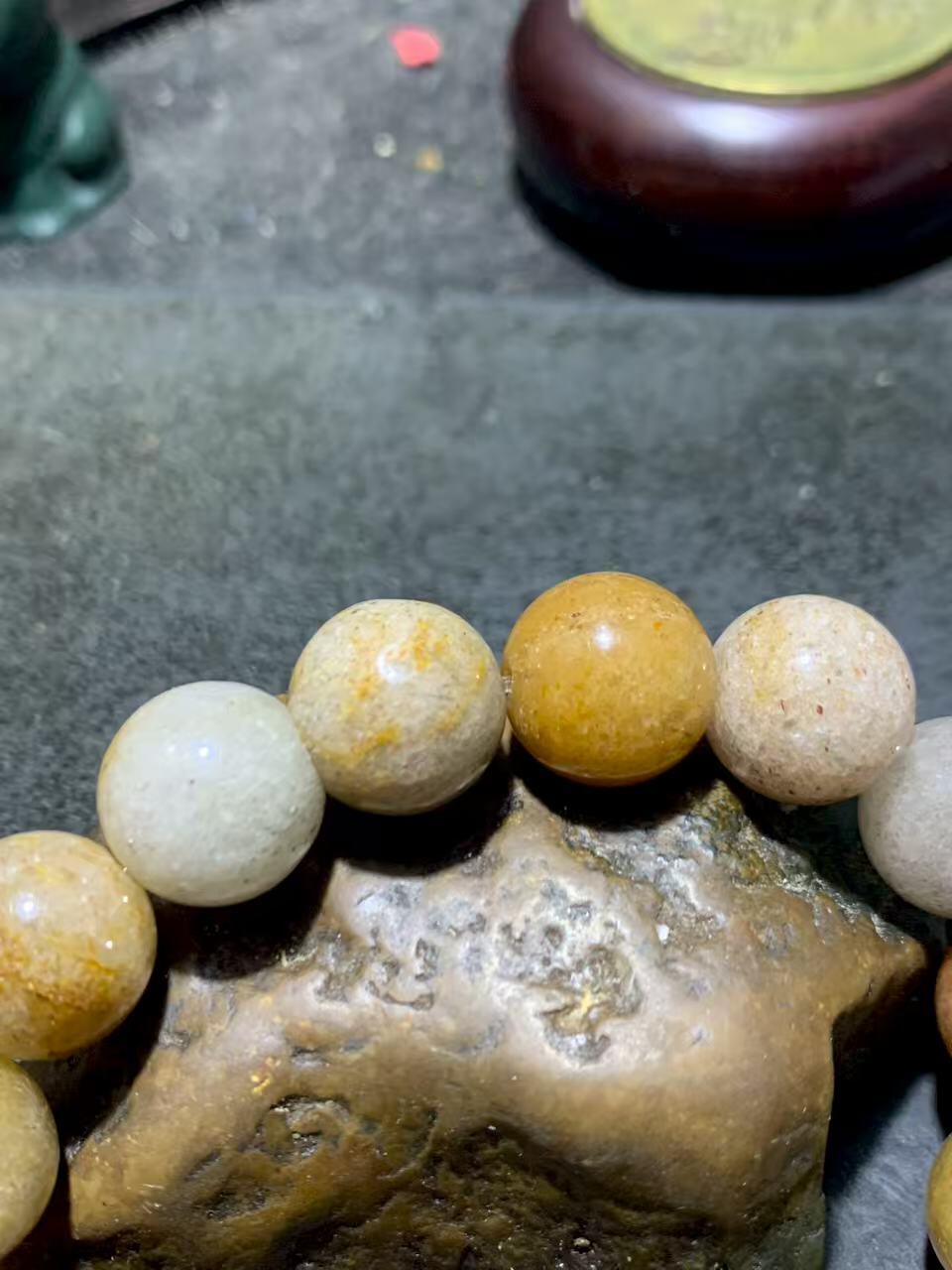 金丝玉随形手串一条