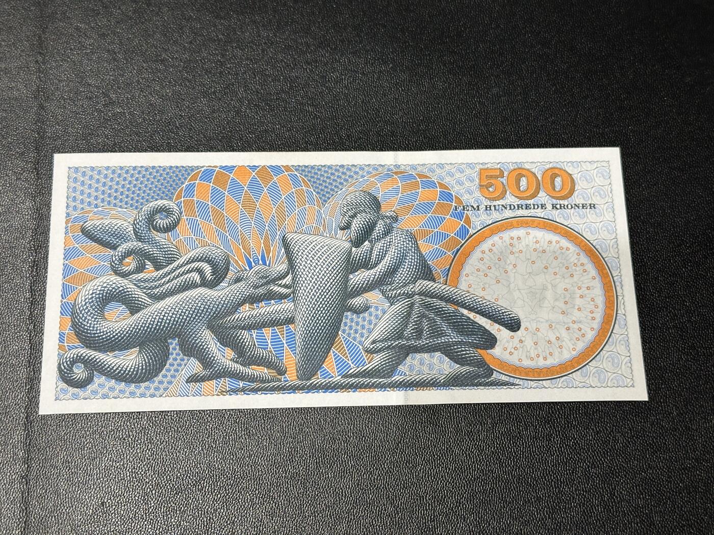《外钞收藏家》第五百六十一期（精选优质、热门评级币）（本平台长期征集拍品、欢迎藏友们联系合作） 丹麦1997年初版500克朗（A097首发版本，物理学家玻尔） UNC 边上轻微荧光反应