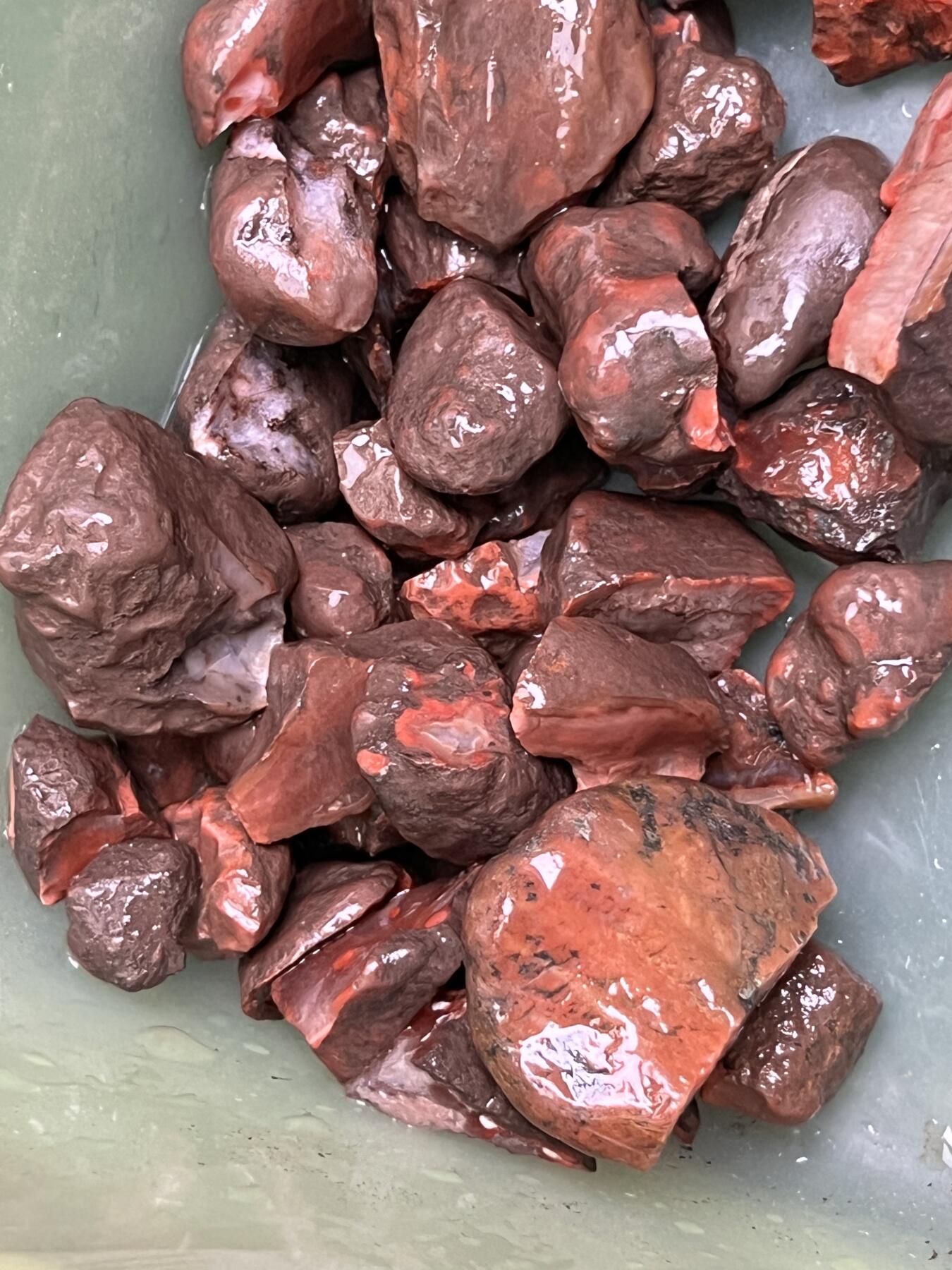 零元拍：南红玛瑙冰飘戒面。尺寸：约4.6克，31/14MM，凉山联合冰飘料，满荧光，红色飘花非常漂亮颜色以实物为准。拍中即送一斤南红鱼缸料，只多不少。