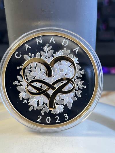 第173期拍卖【长期征集拍品】 - 加拿大2023年爱情情人节婚礼感情丝带镀金纪念银币，999银镀金，发行10000枚