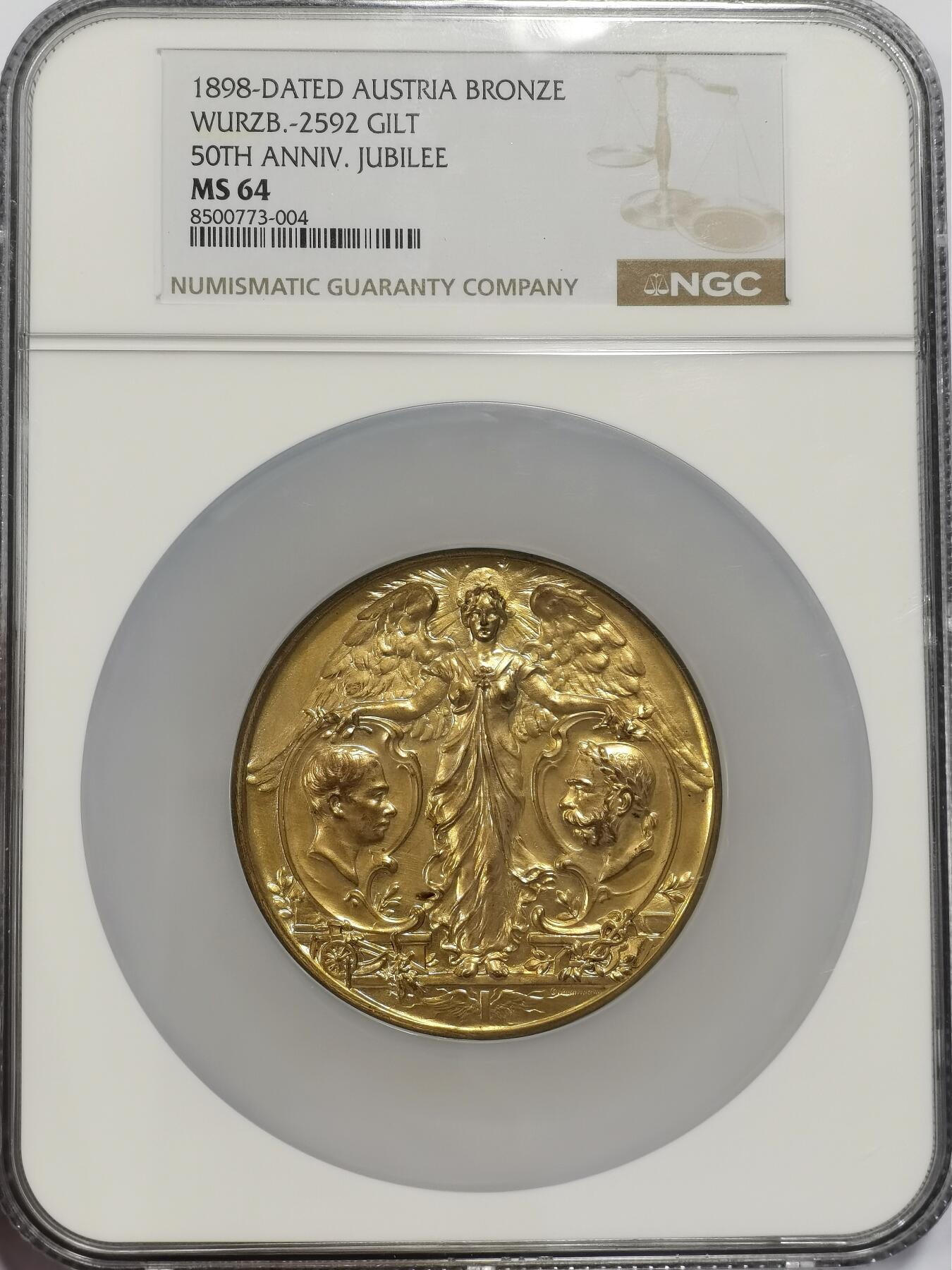 博洋堂世界钱币拍卖第136期（全场包邮） NGC MS64 奥地利维也纳1898年农业博览会，纪念弗朗茨·约瑟夫一世执政50周年镀金大铜章巨型63MM ，加大加厚盒子，女神指引下弗朗茨一世青年与老年头像相对而视。这位是欧洲在位时长最长的君主，老婆是著名的茜茜公主。也是经历了19世纪一系列变革后，最终开启一战的著名大帝。