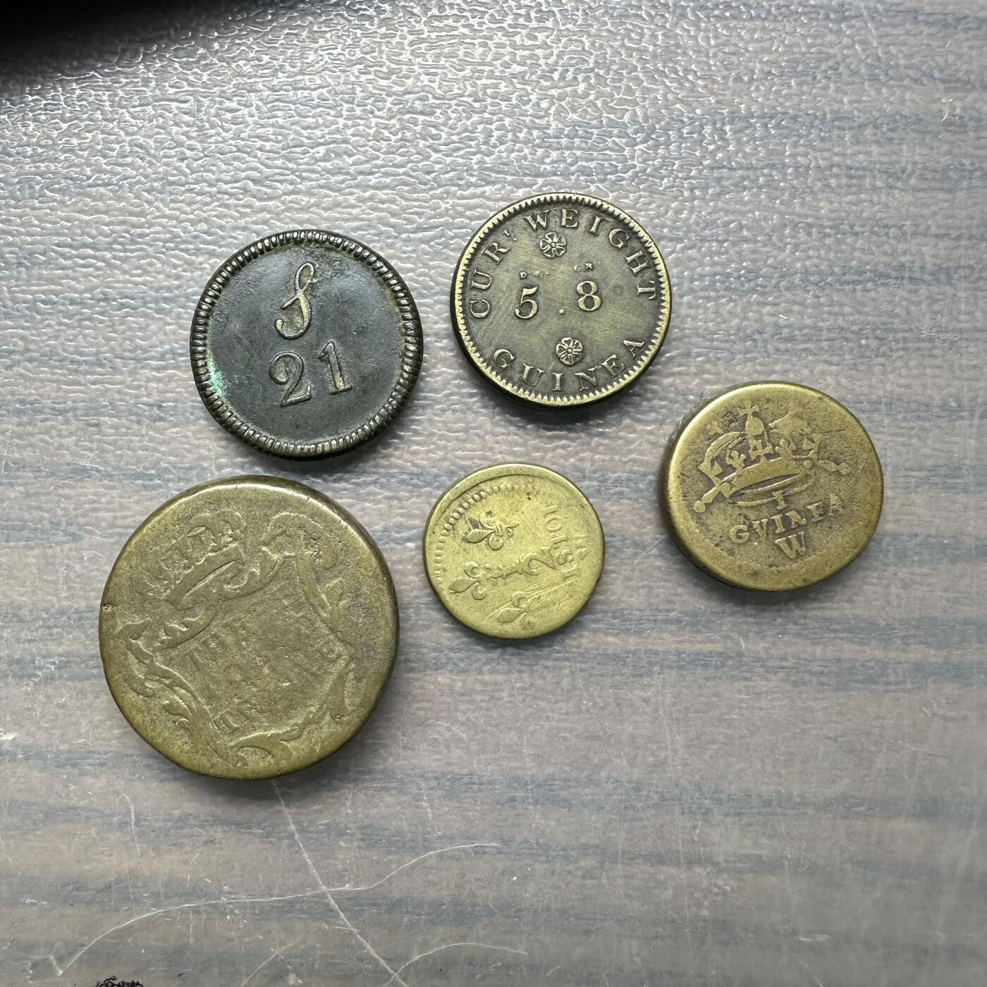 英国皇家造币厂金币衡重标准件砝码基尼索维林 作为200年前造币厂内用的钱币铸造生产检具 该物件除用于检测出厂金币重量外 还用来对当时市面正在流通的索维林金进行鉴伪