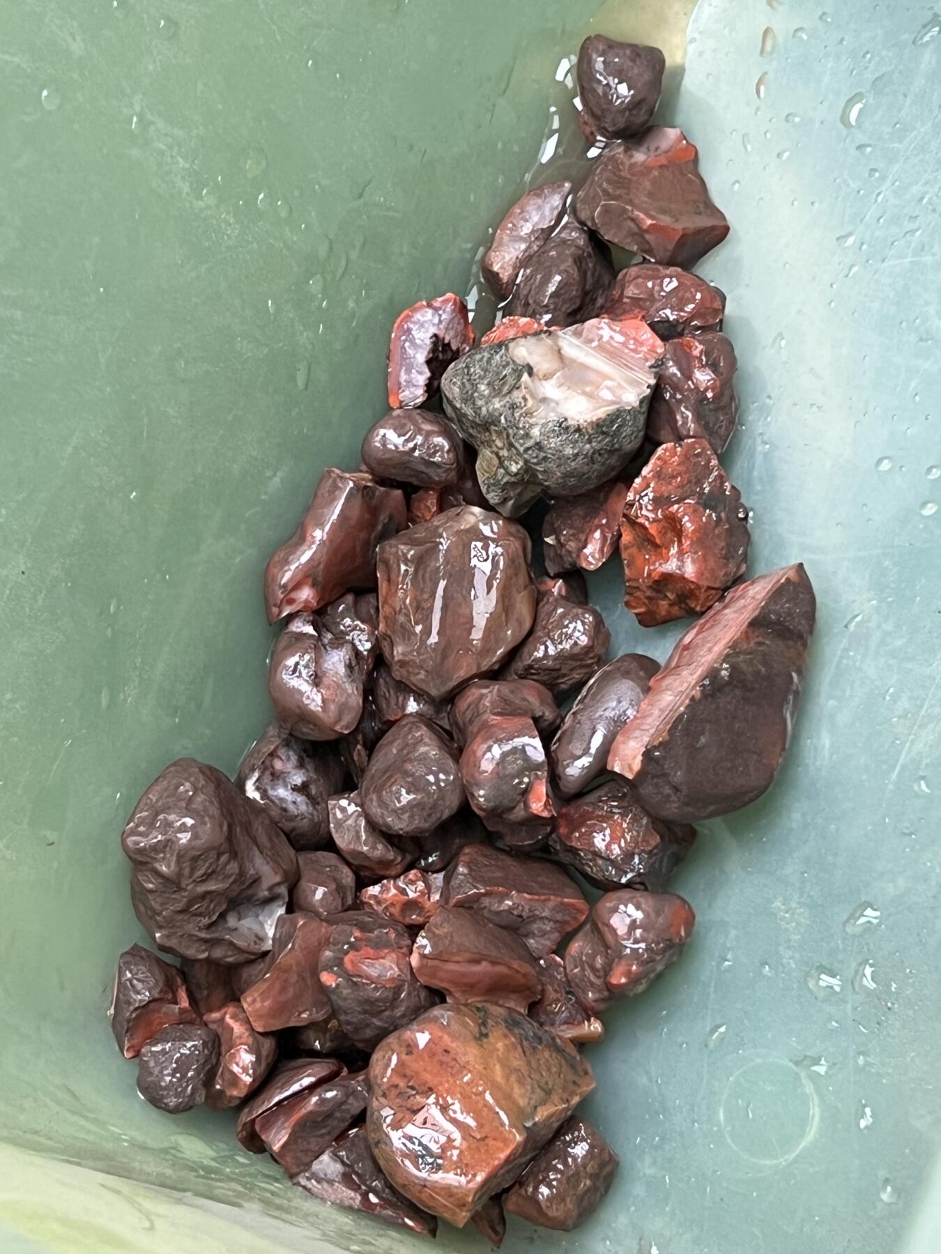 零元拍：南红玛瑙冰飘戒面。尺寸：约4.6克，31/14MM，凉山联合冰飘料，满荧光，红色飘花非常漂亮颜色以实物为准。拍中即送一斤南红鱼缸料，只多不少。
