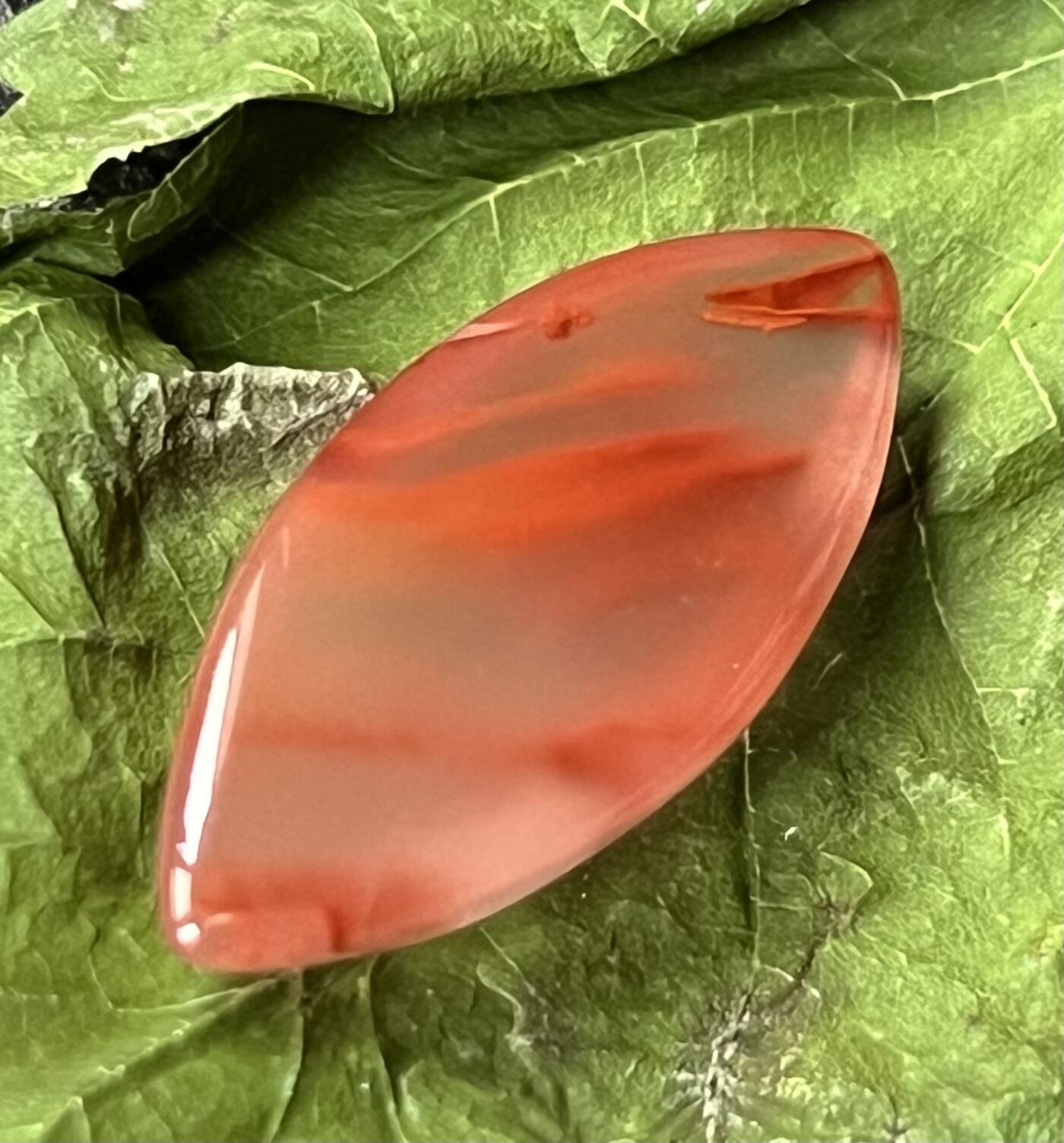 零元拍：南红玛瑙冰飘戒面。尺寸：约4.6克，31/14MM，凉山联合冰飘料，满荧光，红色飘花非常漂亮颜色以实物为准。拍中即送一斤南红鱼缸料，只多不少。