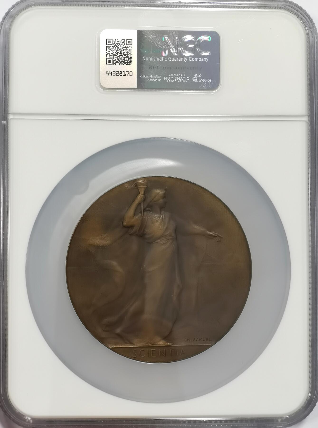 博洋堂世界钱币拍卖第136期（全场包邮） NGC MS64 唯一冠军分！1905比利时王国独立75周年纪念巨大铜章，70mm比镇纸还重！SAMUEL设计雕模，运用了铸造难度更高的浅浮雕工艺，手执火炬的女神行走于朝阳初升的大地之上，底部刻拉丁文一SCIENTIA“知识”。