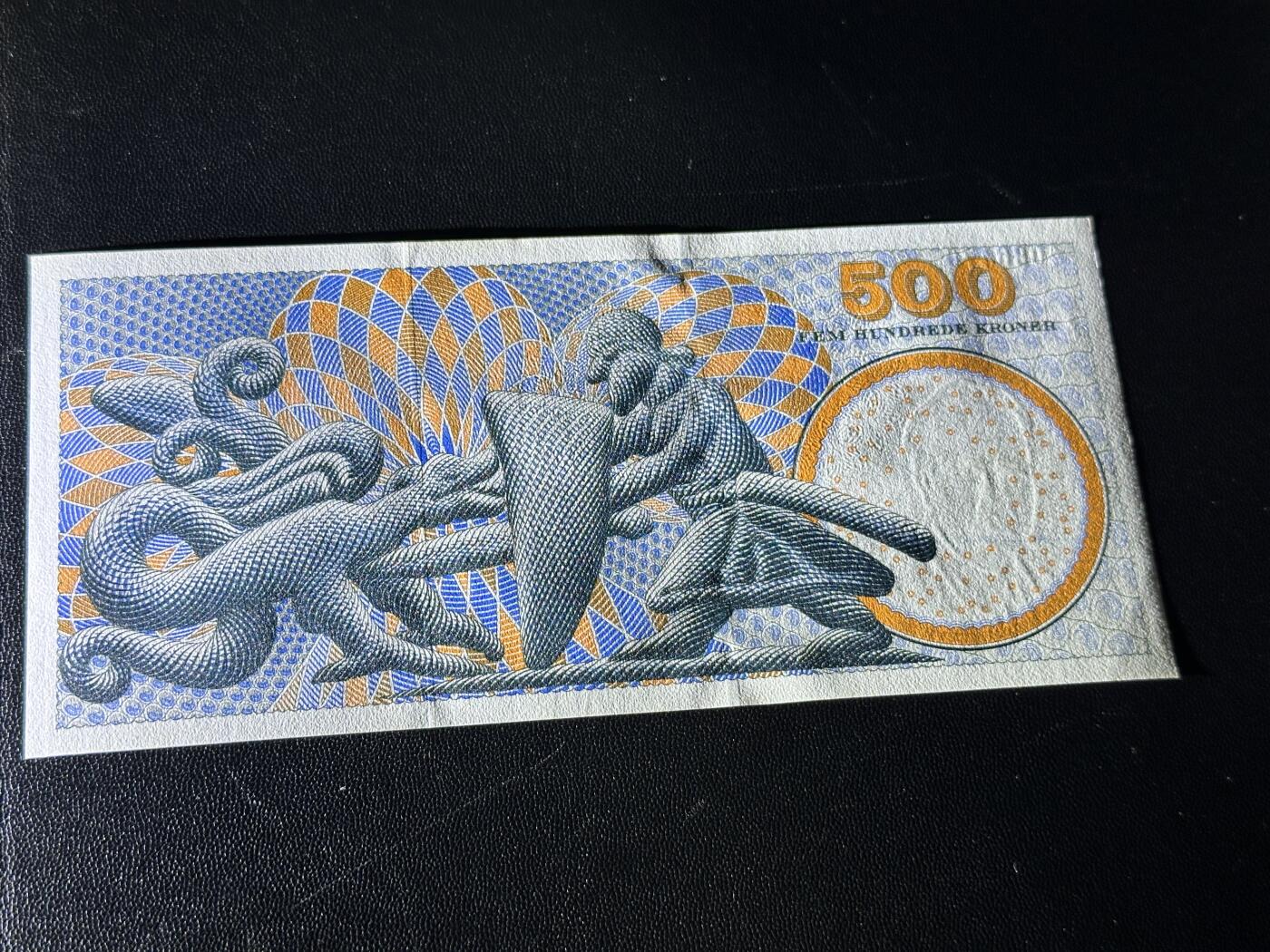 《外钞收藏家》第五百六十一期（精选优质、热门评级币）（本平台长期征集拍品、欢迎藏友们联系合作） 丹麦1997年初版500克朗（A097首发版本，物理学家玻尔） UNC 边上轻微荧光反应