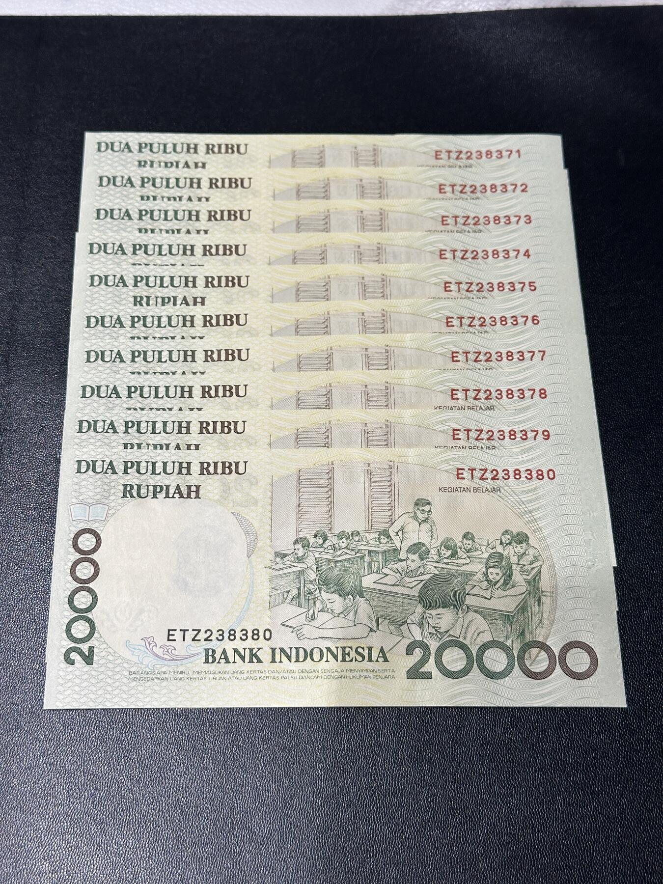 《外钞收藏家》第五百六十一期（精选优质、热门评级币）（本平台长期征集拍品、欢迎藏友们联系合作） 印度尼西亚98年2万卢比10张连号（大部分全程无4）	UNC