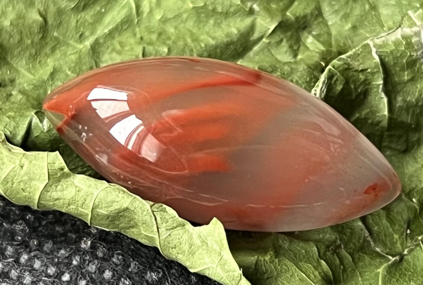零元拍：南红玛瑙冰飘戒面。尺寸：约4.6克，31/14MM，凉山联合冰飘料，满荧光，红色飘花非常漂亮颜色以实物为准。拍中即送一斤南红鱼缸料，只多不少。
