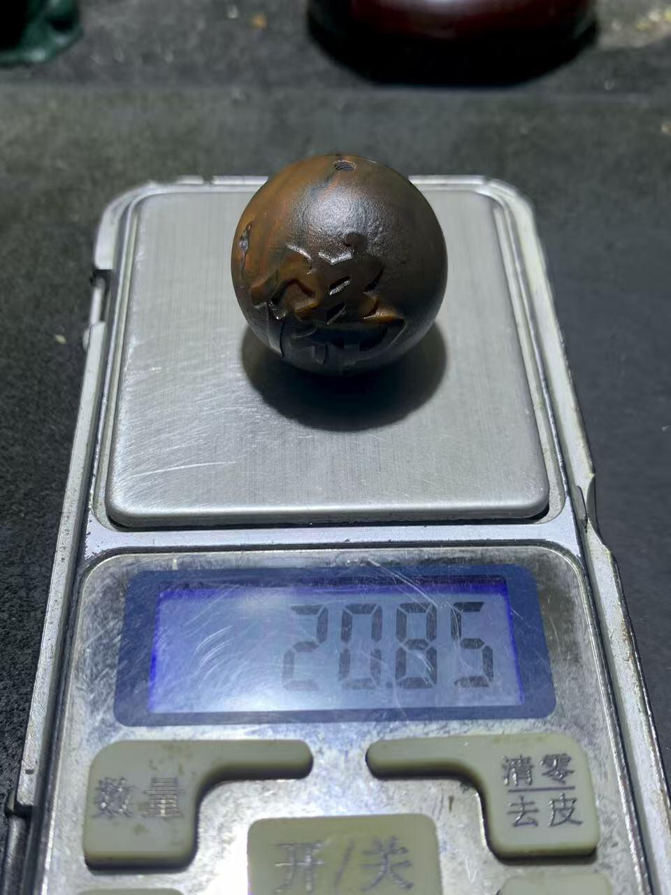 亚光风化纹战国红玛瑙手工雕刻佛字大圆珠一颗！