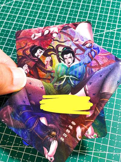【关注参拍有赠卡】显眼宝29期  奇奇怪怪专场 - 嘎嘎鸭卡牌   经典对卡系列  艺术对卡 蜘蛛精四妹   折光彩闪小卡尺寸  60*87