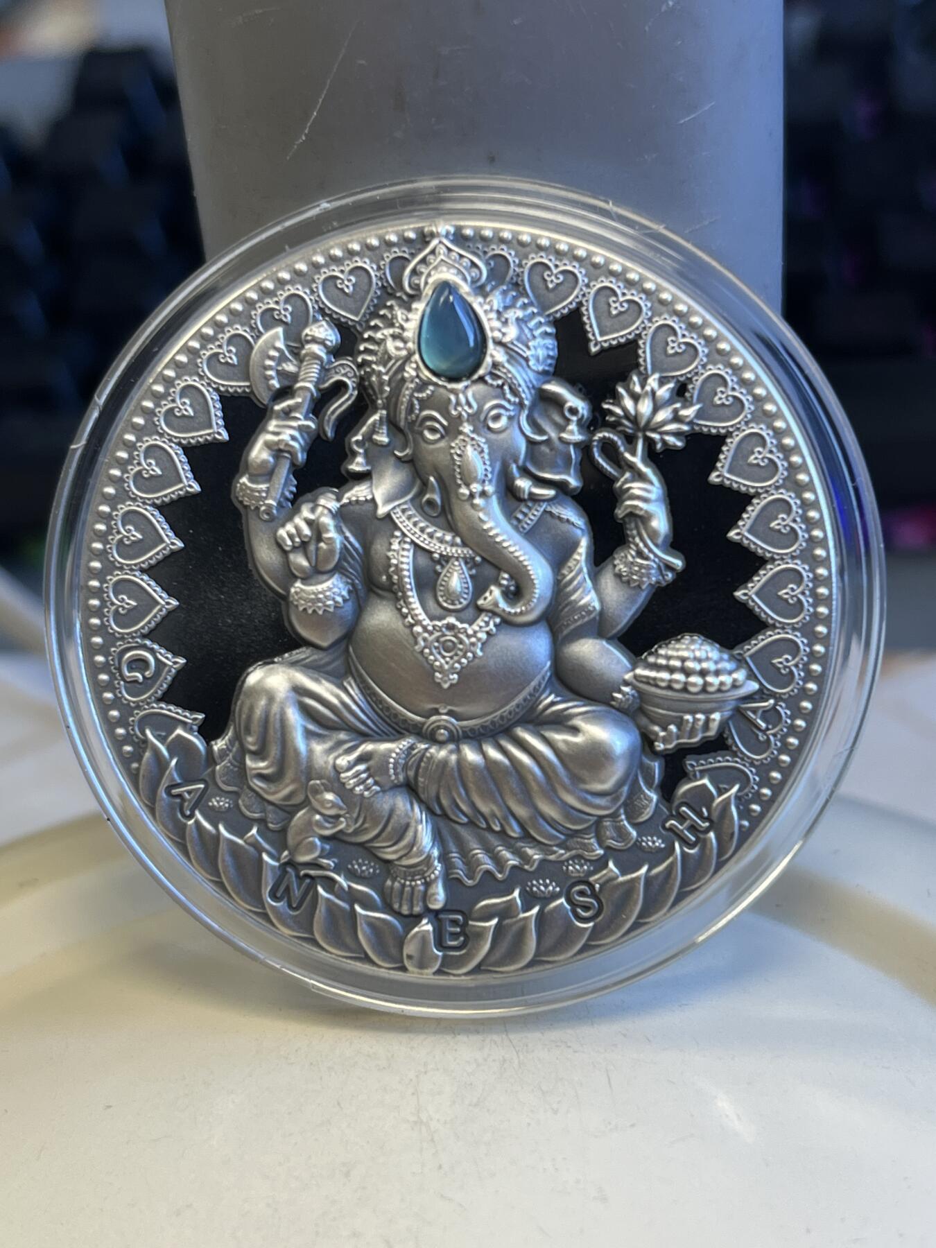 第173期拍卖【长期征集拍品】 喀麦隆2019世界文化系列2象鼻神2盎司高浮雕镶嵌银币，999银，发行500枚