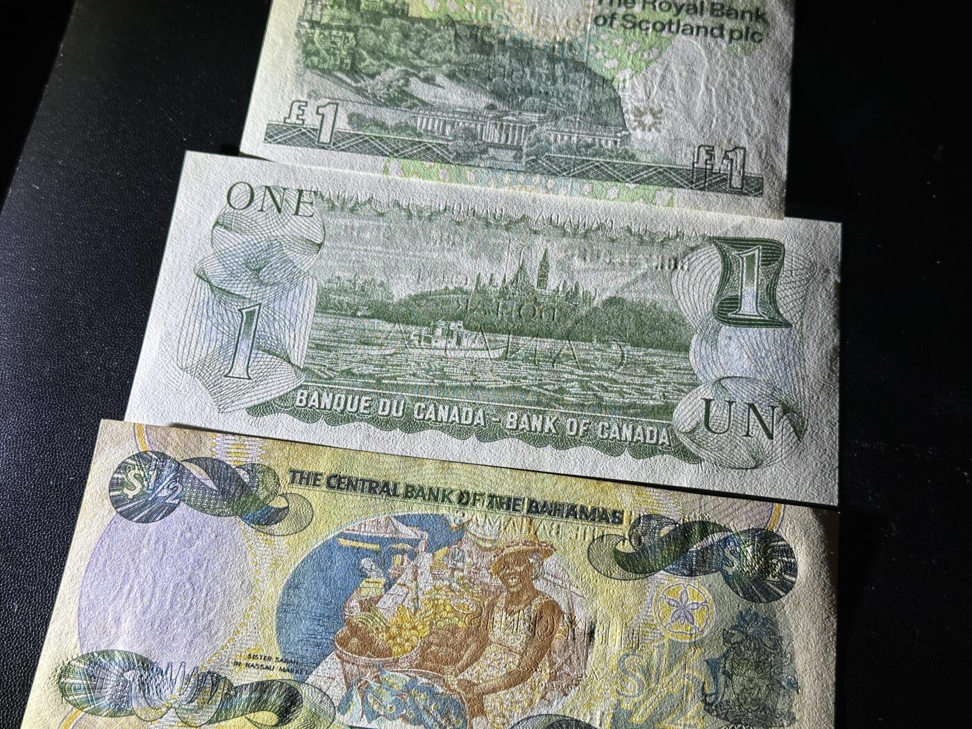 《外钞收藏家》第五百六十一期（精选优质、热门评级币）（本平台长期征集拍品、欢迎藏友们联系合作） 苏格兰皇家银行1镑、加拿大1元（有个点潮痕）、巴哈马1/2 三张 全新 有潮