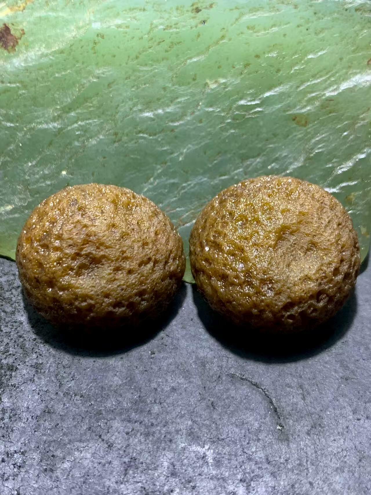 精美亚光原皮高玉化鸡油黄天眼纹战国红玛瑙对切原石摆件一对，